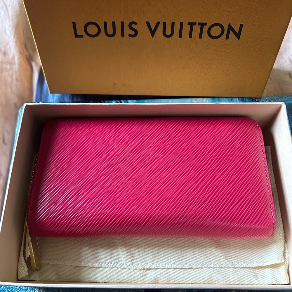 Limited Edition Louis Vuitton Epi Bunny - Picture 5 of 13